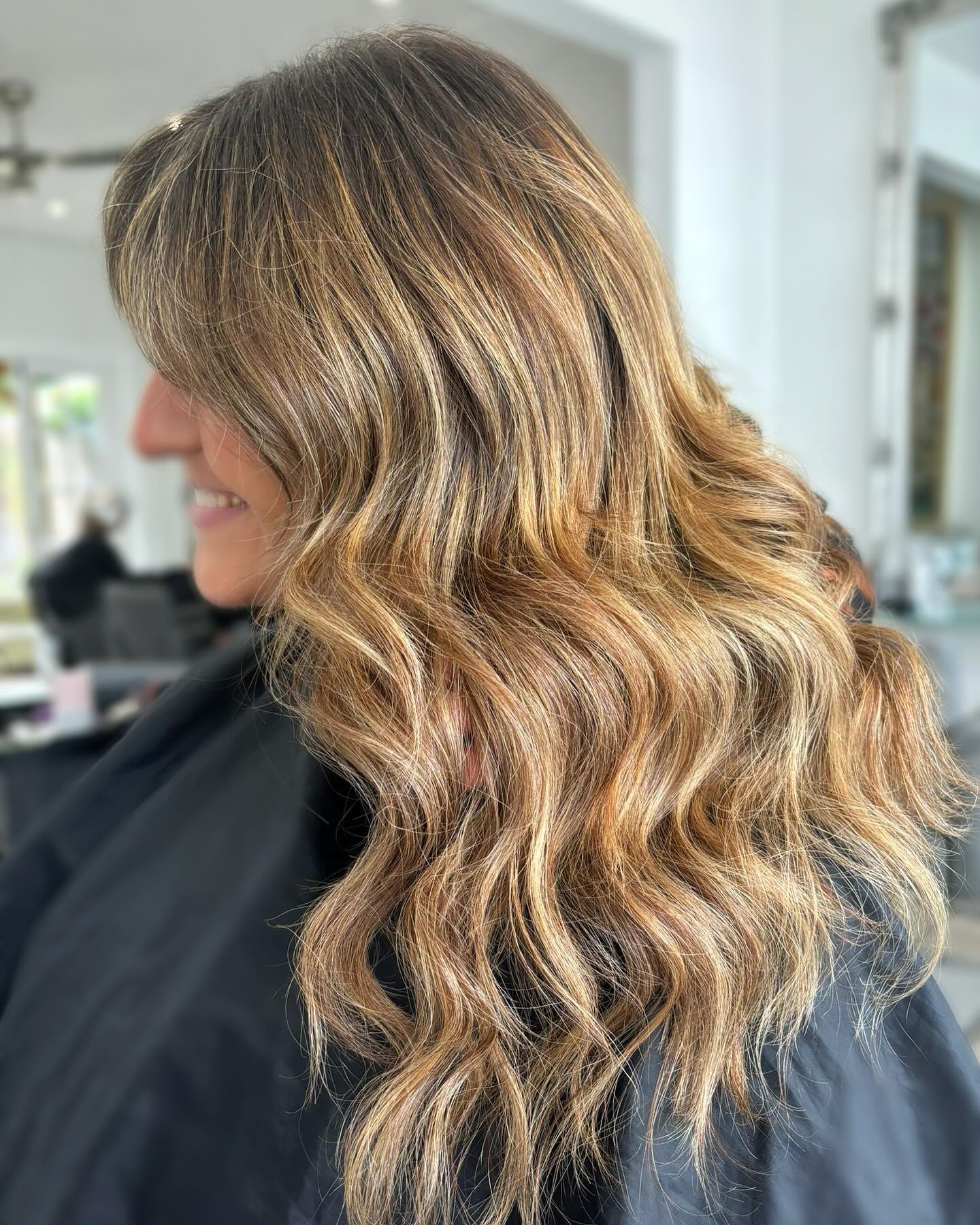 Bronde balayage with soft flowing waves and natural depth.